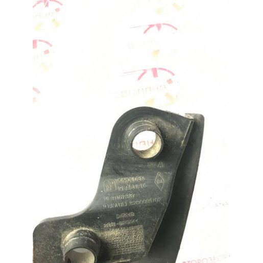 Бризговик передній правий Renault Trafic 2001-2014 8200091702